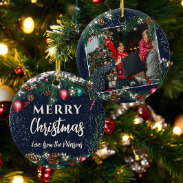 Blåfoto i ljus gräs grenar snö julgransprydnad keramik