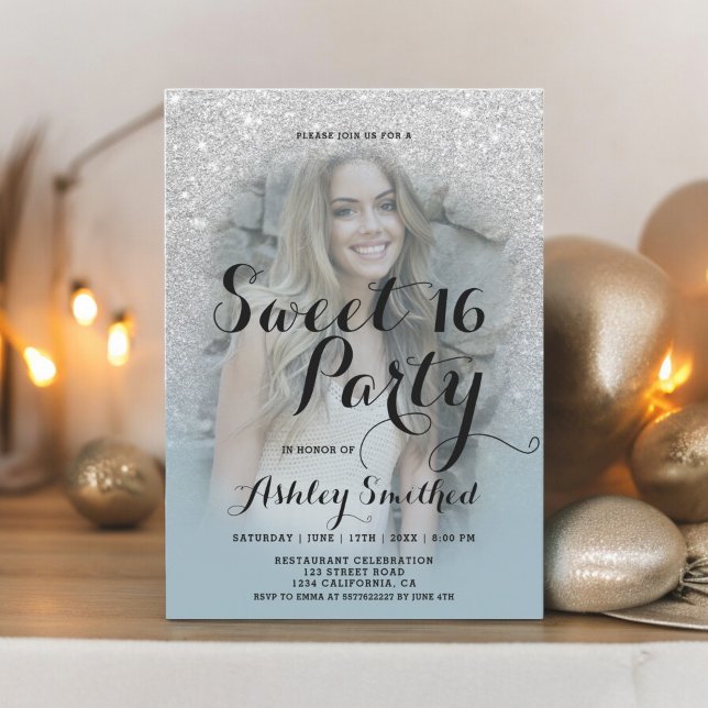 Blåfoto i silver glitter Söt 16 Inbjudningar (Silver glitter dusty blue ombre photo Sweet 16 Invitation)