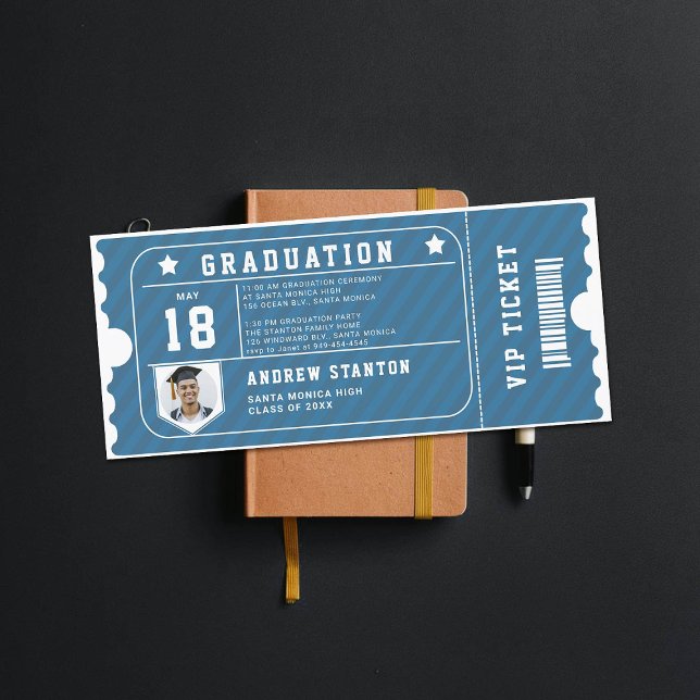 Blåfoto-inbjudan för idrottstema Studenten (graduation invitation high school senior boy sports themed blue white ticket)