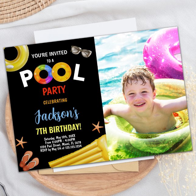 Blåfoto med svart Gult Bassäng-födelsedagsinbjudni Inbjudningar (Black Yellow Blue Photo Pool Birthday Invitations)