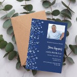 Blåfotokonfetti med daggflotta inbjudningar<br><div class="desc">En modern elegant och inbjudan. En marin blå bakgrund dekorerad med blå konetti. Anpassa och lägg till bild,  närmare uppgifter om namn och party. Vit text.</div>