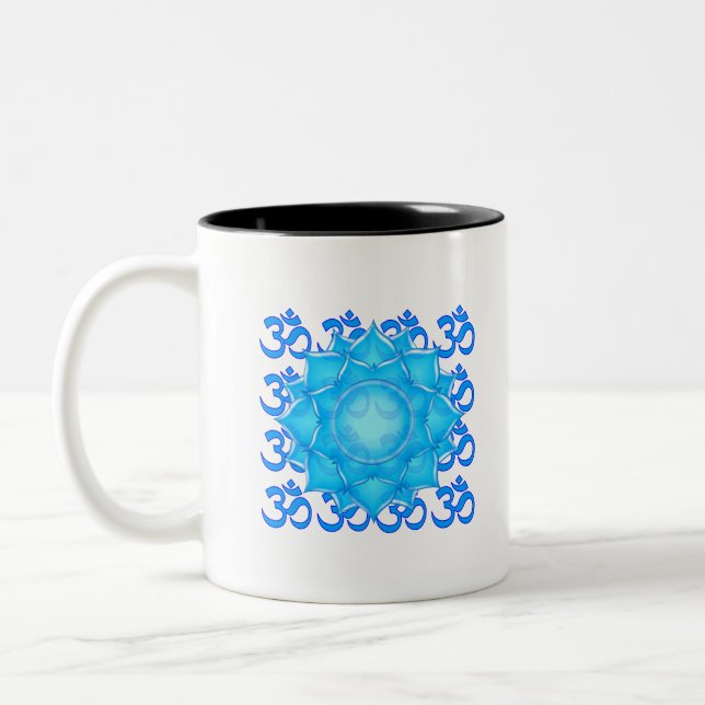 Blåglaset Lotus Flower Teckning with Om Mönster Två-Tonad Mugg (Vänster)