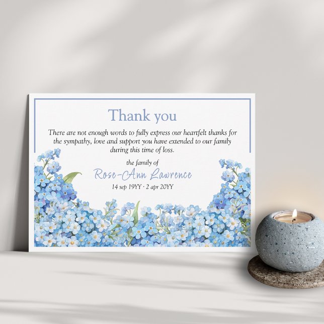 Blåglöm-jag-nots blommigt ram begravning tack kort (Funeral thank you card from family with floral botanical details and color frame, forget-me-nots)
