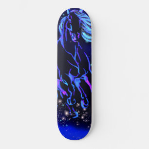 Blåhäst som går i Skateboard på stjärnor