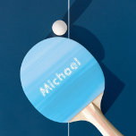Blåhavsvattenmonogram vatten namn pingisracket<br><div class="desc">Lugn vinkar med mjukt,  känsligt nautiska färg av ljusblå pastellkrita i vågrät rand. Anpassa med ditt namn på framsidan,  vita brev.</div>