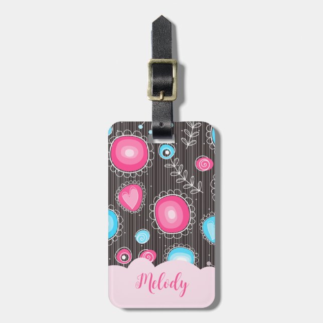 Blåhjärtan och blommor i rosa blommigt namn bagagebricka (Vertikal Framsida)