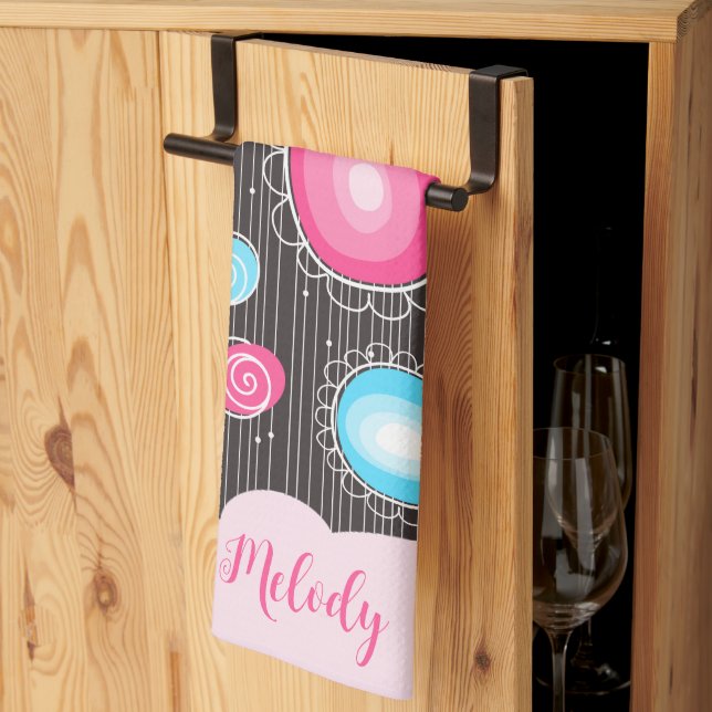 Blåhjärtan och blommor i rosa blommigt namn kökshandduk (Thirds Fold)