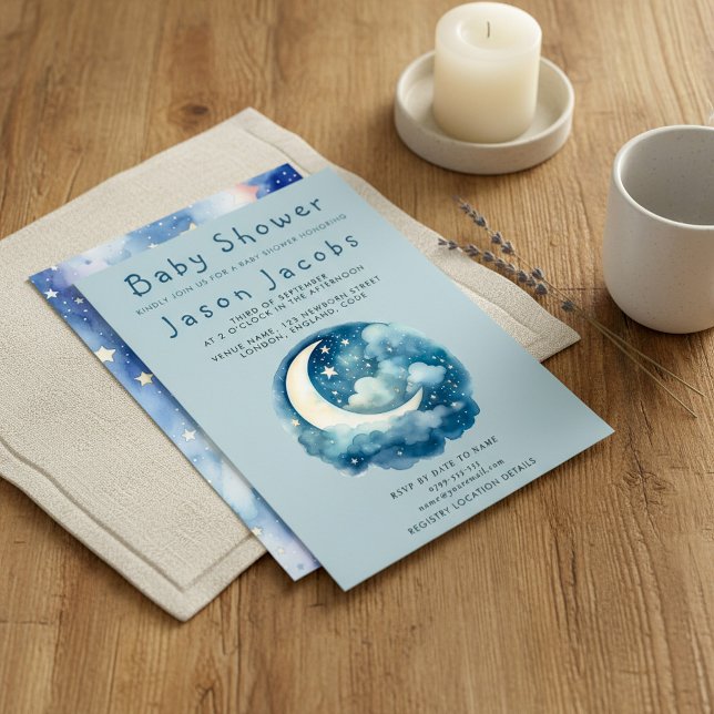 Blåinbjudan till babyduschen i Stars och måne Inbjudningar (Stars and moon baby shower blue invitation with fluffy clouds and dreamy crescent moon.)