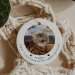 BLAIR Modern 1:a julklapp eller sällskapsfoto Julgransprydnad Keramik<br><div class="desc">Den här julprydnaden har söt tass avtryck, en runda fotoplats på framsidan och baksidan med talesättet "Första jul i mitt för alltid hemma". Byt enkelt namn och lägg till ett foto av hårigets vän för en personlig beröring. Detta prydnadsföremål är perfektens gåva till vilken djurälskare som helst där ute när...</div>