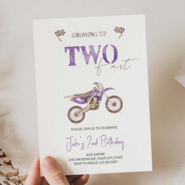 Blåkodsdirektivet Lila Dirt Bike Birthday-inbjudan Inbjudningar (Skapare uppladdad)