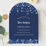 Blåkonetti födelsedag inbjudningar<br><div class="desc">En modern elegant och inbjudan. En marin blå bakgrund dekorerad med blå konetti. Anpassa och lägg till namn och detaljer. Vit text.</div>