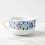 Blåkontroller i shabby chic Pansy Blommigt Rand Soppmugg<br><div class="desc">Shabby chic Pansy Blommigt Blue Rand Kopp för Soppa. Jag målade med vackra,  ursprungliga vattenfärger från blommorna i min egen trädgård. Den här kökshandduken är en must för vilken trädgård eller blomma som helst älskare!</div>