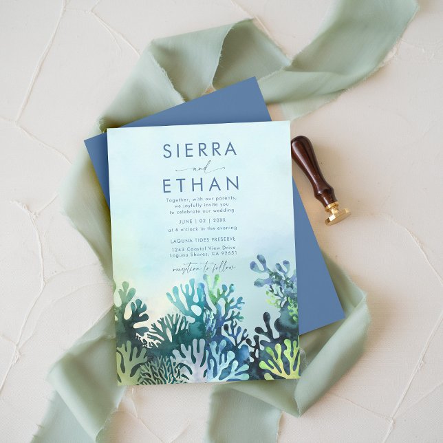 Blåkoraller i kuststranden vid havets moderna Bröl Inbjudningar (coastal wedding invitation ocean sea beach tropical coral blue teal green navy elegant modern chic)