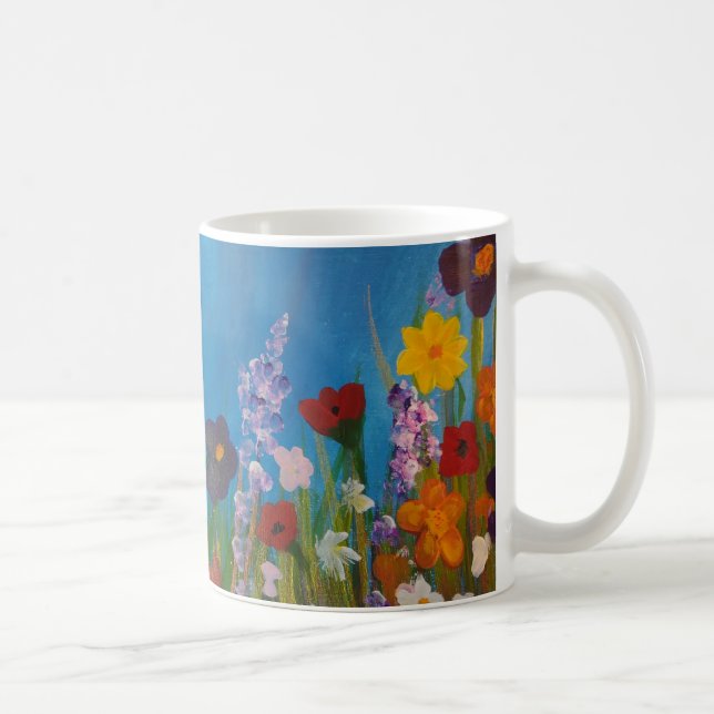 Blåkornblommor i en skugga av vilda blommor kaffemugg (Höger)