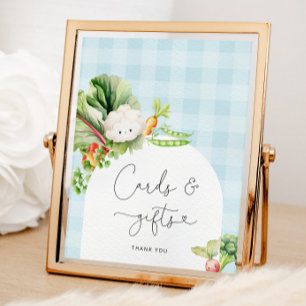 Blåkort och skyltar för grönsaker som odlas lokalt