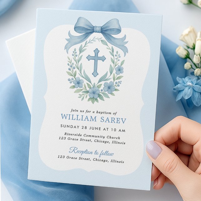 Blåkosmognadsinbjudan med Kor-andedräkt Inbjudningar (Boy baptism card with blue bow and cross wreath – hand holding scalloped design)