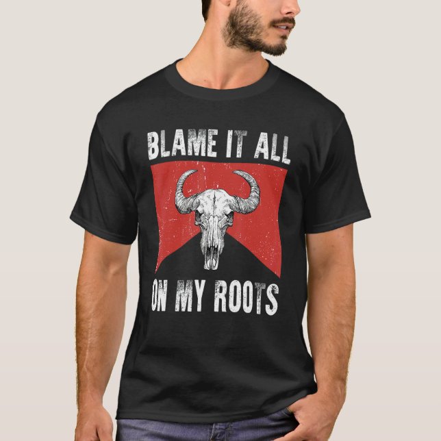 Blame It All on My Roots  Outlaws Music Bull Skull T Shirt (Framsida)