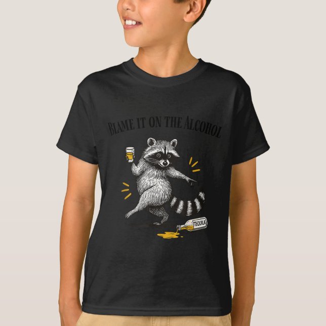 Blame It On The Alcohol Drunk Raccoon Meme Trashed T Shirt (Framsida)