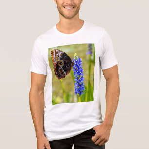 Blåmorfobutterfluga på en marskorkid T-Shirt
