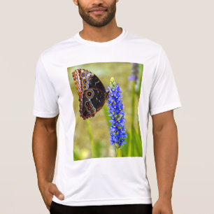 Blåmorfobutterfluga på en marskorkid T-Shirt