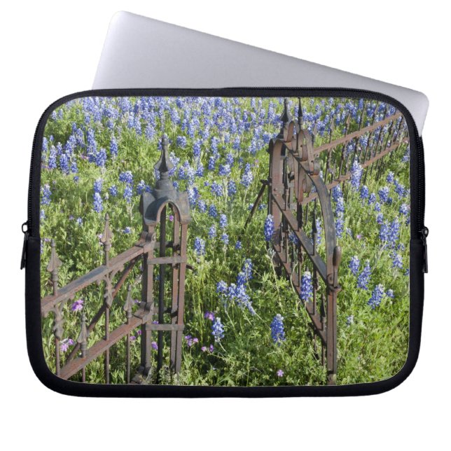 Blånät och blommor som omger kyrkogården grind laptop sleeve (Framsidan)