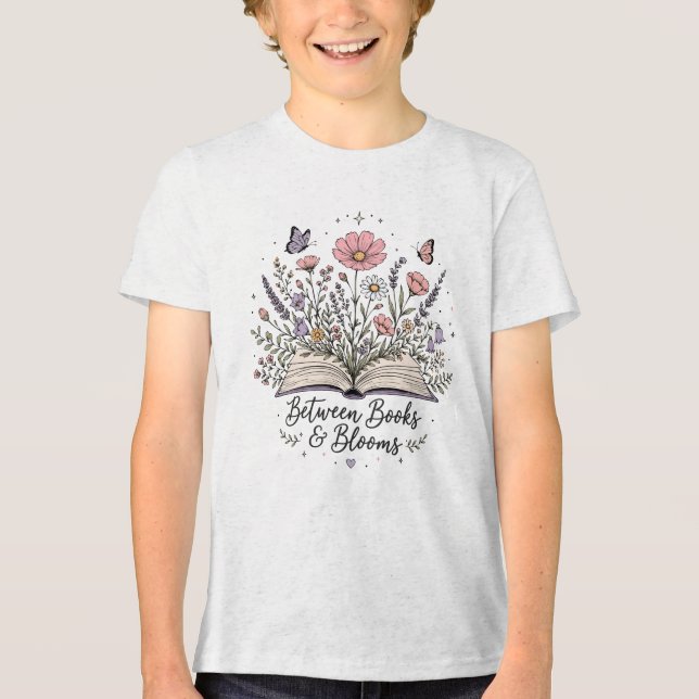 Bland böcker och blommar bokälskare läsare t shirt (Framsida)