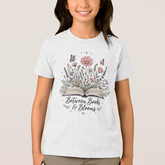 Bland böcker och blommar bokälskare läsare t shirt (Framsida)