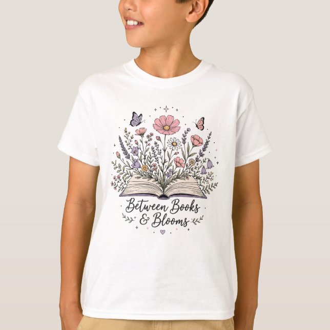 Bland böcker och blommar bokälskare läsare t shirt (Framsida)