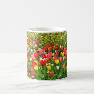Blandad blommigt av tulpaner kaffemugg