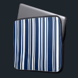 Blandad Indigo och vit Rand Laptop Sleeve<br><div class="desc">Snyggt anpassningsbar Neoprene laptop sleeve har indigo och vitt rand. Det blå och vita linjer varierar i bredd för att skapa ett modernt mönster i rand. Om du vill visa designen Varied Indigo and White Rand på andra objekt klickar du på länken "Rocklawn Arts" nedan. Digitalt skapat bild. Copyright ©...</div>