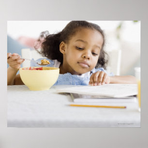 Blandad tävlingflickaläsning och ätafrukost poster