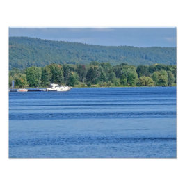 Bländande blå sjö på en ljus sommardag fototryck