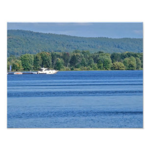 Bländande blå sjö på en ljus sommardag fototryck