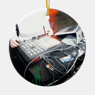Blandande musik för EDM DJ på en underjordisk show Julgransprydnad Keramik