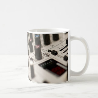 Blandning stiger ombord closeupen kaffemugg