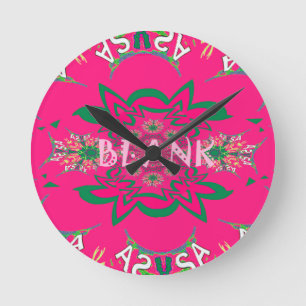 Blank baby vivid rosa blommigt lila shade monogram rund klocka