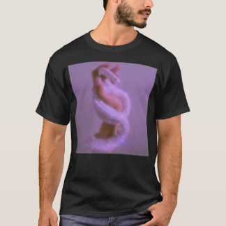 Blank diamantslang på en hand t shirt