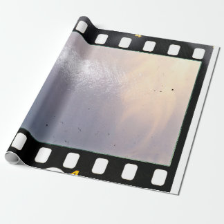 Blanka 35 mm film ram eller remsor på vit bakgrund presentpapper