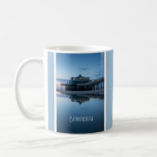 Blankenberge Piren Reflektioner vid Blå Timmen Kaffemugg