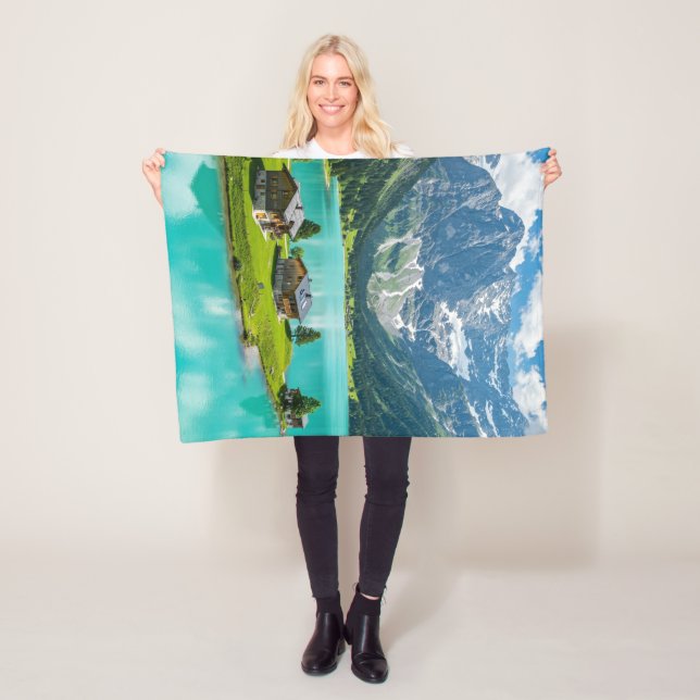 "BlanketBliss: Utrymme vid en alpregion" Fleecefilt (På plats)