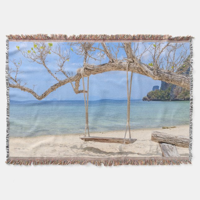 Blankett för bågslängd filt (A picturesque beach scene featuring a rustic wooden swing hanging from a sturdy tree branch.)