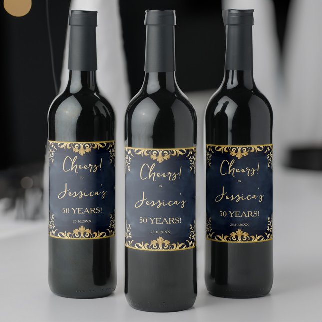 Blankett för dekorerad födelsedagsfest i svart och vinflaska etikett (Black and gold ornamental birthday party template wine label personalized vine labels cheers to 50)