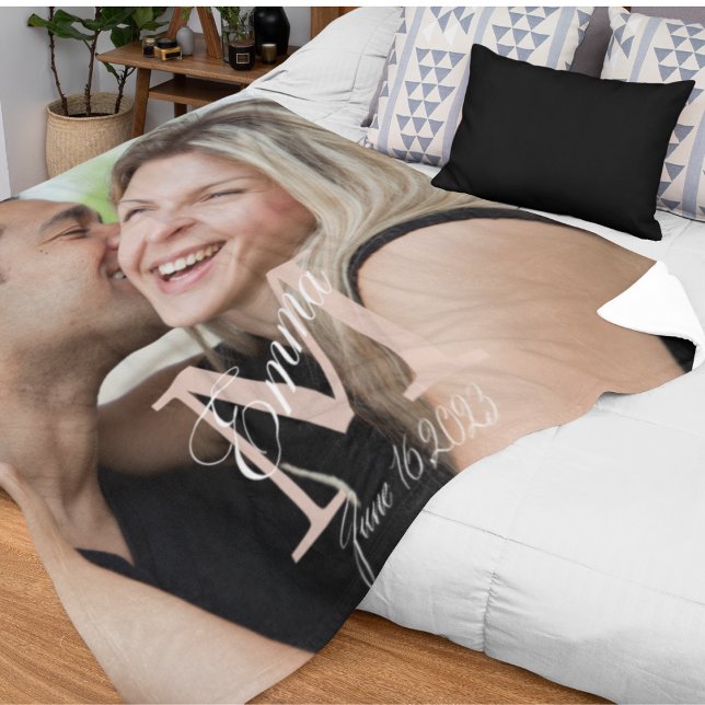 Blankett för skriptad överlagring av artikel fleecefilt (Romantic fleece blanket with full photo, bold initial, script name, and date keepsake.)