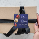 Blåröd guld-buskar jul fyrkantigt klistermärke<br><div class="desc">För en julomslutning av party favors eller gåva. En vit,  ojämn färgad bakgrund. Dekorerad med röda och guld.. Anpassa och lägg till ditt namn,  år. Text: God jul</div>
