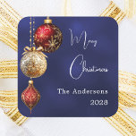 Blåröd guld-buskar jul fyrkantigt klistermärke<br><div class="desc">För en julomslutning av party favors eller gåva. En vit,  ojämn färgad bakgrund. Dekorerad med röda och guld.. Anpassa och lägg till ditt namn,  år. Text: God jul</div>