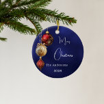 Blåröd guld-buskar jul julgransprydnad keramik<br><div class="desc">En vit,  ojämn färgad bakgrund. Dekorerad med röda och guld.. Anpassa och lägg till ditt namn,  år. Text: God jul</div>