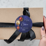 Blåröd guld-buskar jul runt klistermärke<br><div class="desc">För en julomslutning av party favors eller gåva. En vit,  ojämn färgad bakgrund. Dekorerad med röda och guld.. Anpassa och lägg till ditt namn,  år. Text: God jul</div>