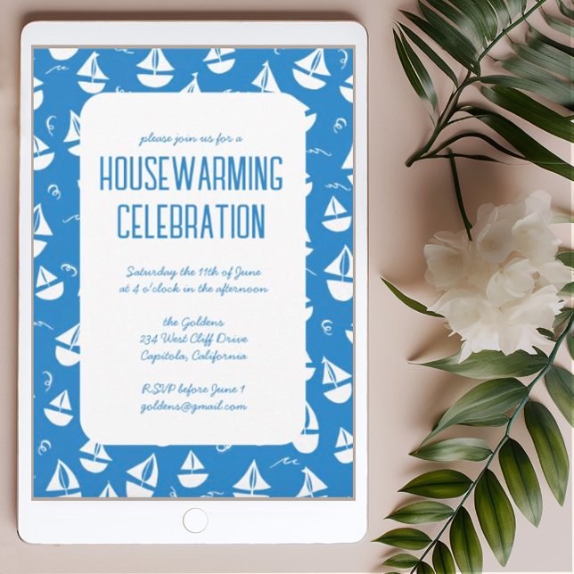 Blåsebåtar Cute Beach Houseuppvärmning Party Inbjudningar (Custom housewarming invitation with cute sailboats pattern. Customize w your text digital or post)
