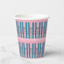 Blåskidor på snö med rosa bakgrund