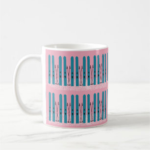 Blåskidor på snö med rosa mugg. kaffemugg